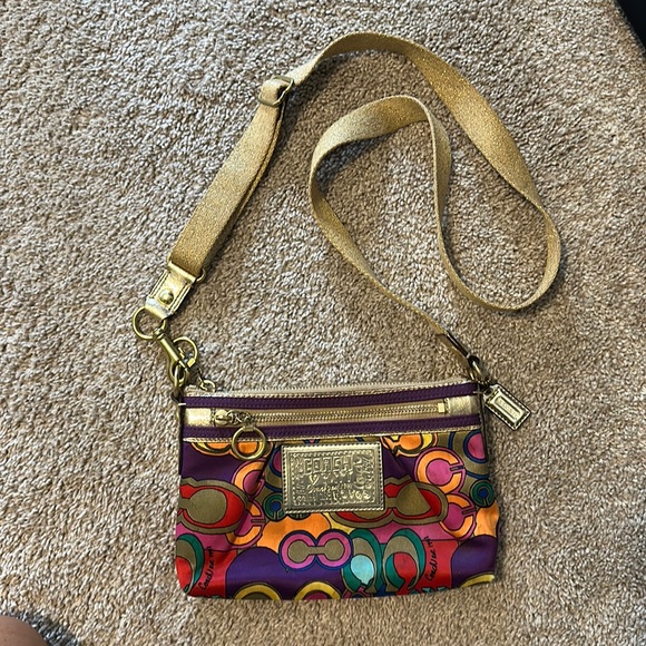 Coach Handbags - VINTAGE Coach Cross Body
